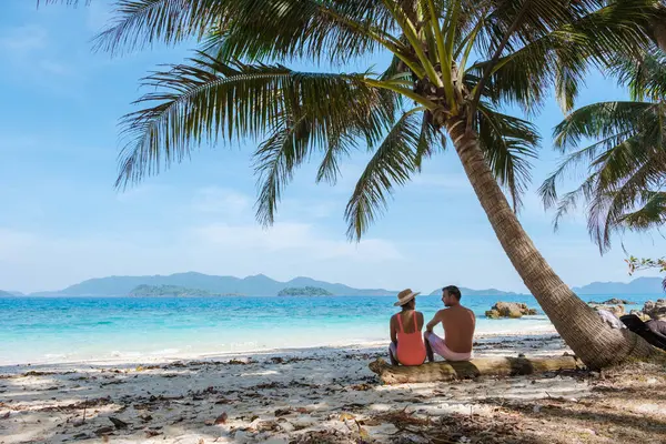 高伟岛是靠近高昌的一个微小的热带岛屿 一对年轻夫妇在泰国的一个豪华度假期间在热带海滩上 — 图库照片