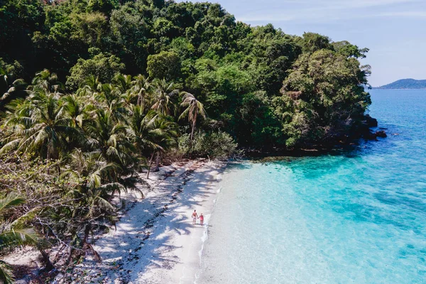 コワイ島トラットタイのドローン空中ビュー タイの豪華な休暇中に青い海とトロピカルビーチを歩いている若い男女 — ストック写真