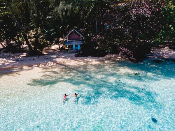 Koh Chang近くのコワイ島トラットタイ ビーチの木製の竹小屋バンガロー ターボウズ色の海があります タイの熱帯島で男性と女性の若いカップル — ストック写真