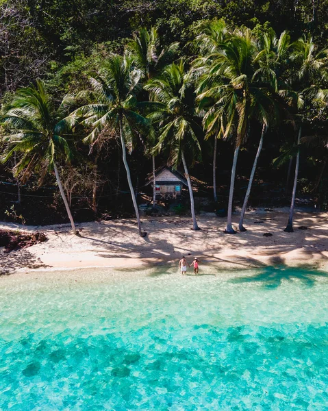 海滩上的木制竹屋平房 上面有草屋色的大海 一对年轻夫妇在泰国的一个热带岛屿度假 在泰国的观塘 — 图库照片