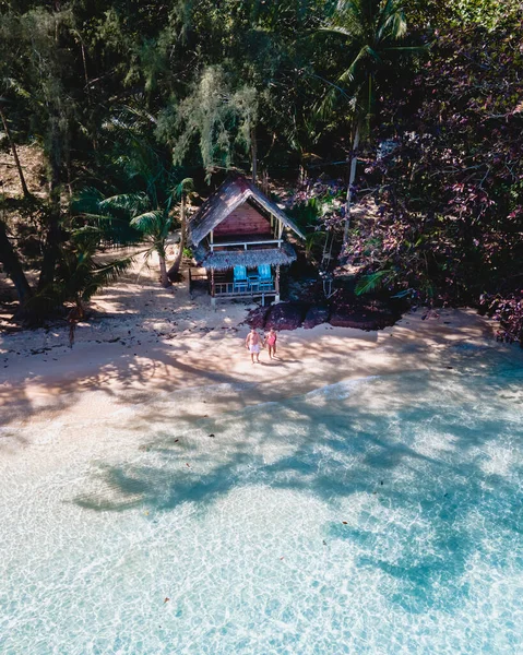 Tayland, Koh Wai Adası Trat 'ta turkuaz renkli bir okyanusu olan tropikal bir adada yaşayan genç bir çift.