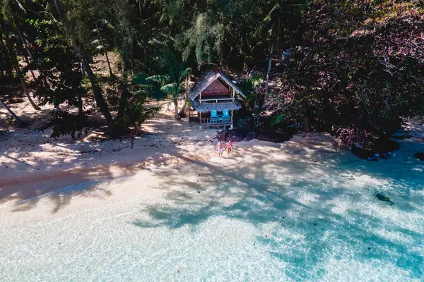 在泰国 一对年轻夫妇居住在热带岛屿上 岛上有一个草屋色的海洋 Koh Wai Island Trat — 图库照片