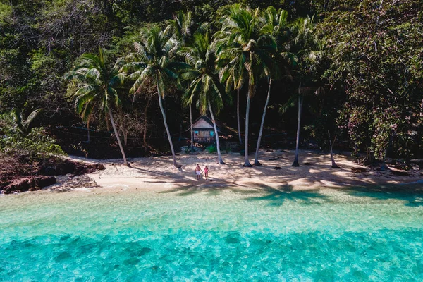 コワイ島トラットタイはコチャン近くのスニートロピカルアイランドです ビーチの木製竹小屋バンガロー タイの熱帯島で男性と女性の若いカップル — ストック写真