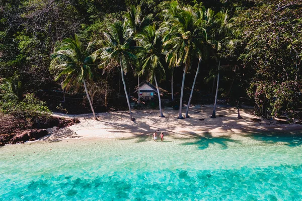 Jovem Casal Homens Mulheres Uma Ilha Tropical Com Turqouse Colorido — Fotografia de Stock