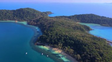 Koh Wai Adası Trat Tayland 'daki İHA üst görüntüsü Koh Chang yakınlarındaki teneke bir tropikal adadır. Turkuaz renkli okyanuslu Tropikal Ada