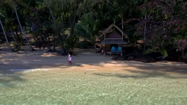 Koh Wai Island Trat Thailand Koh Chang 海滩上的木制竹屋平房 一对年轻夫妇在泰国的一个热带岛屿度假 — 图库视频影像