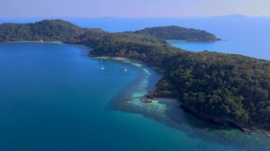 Koh Wai Adası Trat Tayland 'daki İHA üst görüntüsü Koh Chang yakınlarındaki teneke bir tropikal adadır.. 