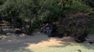 Koh Wai Adası Trat Tayland, Koh Chang yakınlarında. Kumsaldaki ahşap bambu kulübesi. Tayland 'da tropik bir adada tatilde olan genç bir çift.