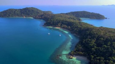 Koh Wai Adası Trat Tayland 'daki İHA üst görüntüsü Koh Chang yakınlarındaki teneke bir tropikal adadır. Tayland 'da bir tropikal adada turkuaz renkli resif