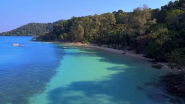 Koh Wai Adası Trat Tayland 'daki İHA üst görüntüsü Koh Chang yakınlarındaki teneke bir tropikal adadır. Turkuaz, Doğu Tayland 'daki tropikal bir adada mavi okyanusu renklendirdi.