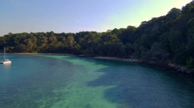 Koh Wai Adası Trat Tayland 'daki İHA üst görüntüsü Koh Chang yakınlarındaki teneke bir tropikal adadır. Tayland 'da bir tropikal adada turkuaz renkli resif