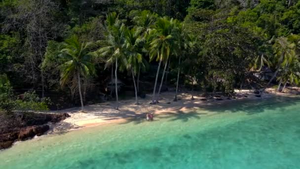 高伟岛是靠近高昌的一个微小的热带岛屿 海滩上的木制竹屋平房 一对年轻夫妇在泰国热带岛屿度假 — 图库视频影像