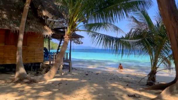 コワイ島トラットタイはコチャン近くのスニートロピカルアイランドです ビーチの木製竹小屋バンガロー タイの熱帯島で男性と女性の若いカップル — ストック動画