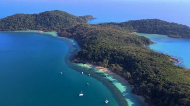 Koh Wai Adası Trat Tayland 'daki İHA üst görüntüsü Koh Chang yakınlarındaki teneke bir tropikal ada günübirlik geziler için popüler.