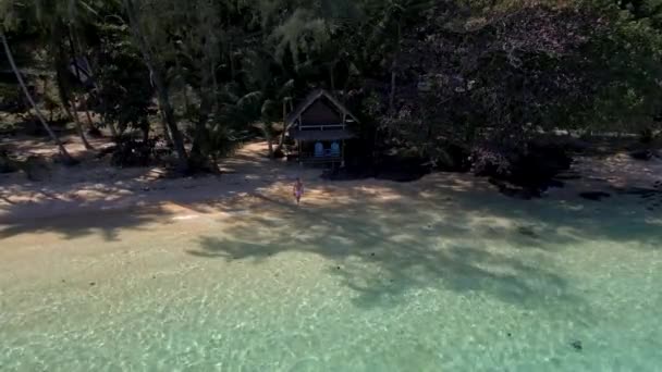 Koh Wai Island Trat Thaiföld Bambusz Kunyhó Bungaló Strandon Pálmafákkal — Stock videók