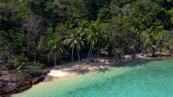 コワイ島トラットタイ 木製の竹小屋バンガローとヤシの木とターバウスの色の海 コワイ島の熱帯ビーチで男性と女性の若いカップル — ストック動画
