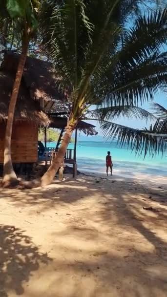 Houten Bamboe Hut Het Strand Met Palmbomen Koh Wai Island — Stockvideo