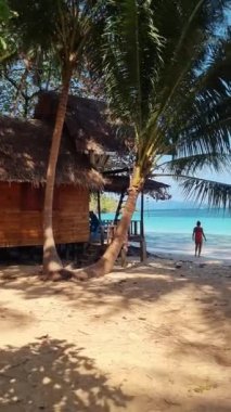 Koh Chang yakınlarındaki Koh Wai Adası Trat Tayland sahilindeki ahşap bambu kulübesi, günlük şnorkelle dalış gezileriyle ünlü teneke bir tropik ada.