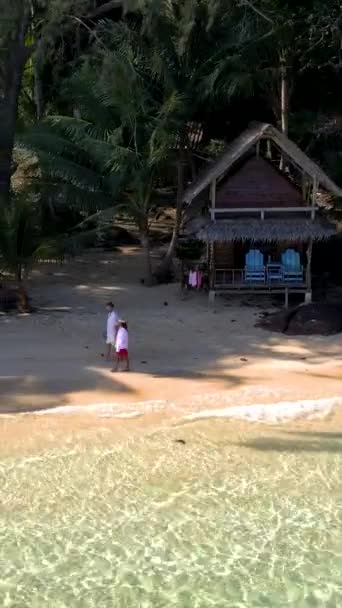 Koh Wai Island Trat Tailandia Cabaña Bambú Bungalow Playa Joven — Vídeos de Stock
