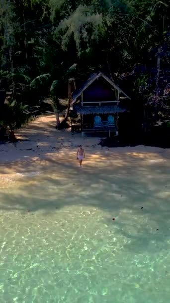 코와이 해변에 나무로 대나무 오두막 방갈로와 태국의 해변에서 남성과 여성의 — 비디오