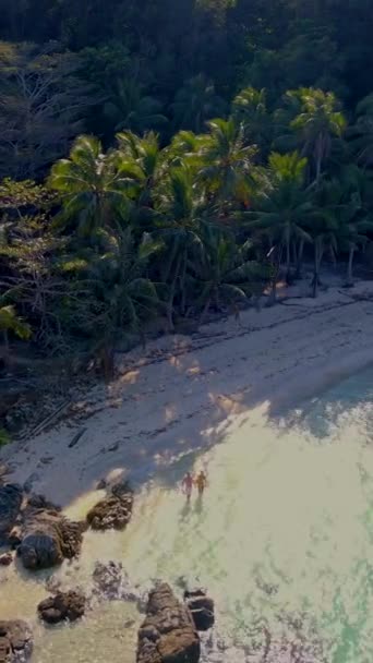 高伟岛是靠近高昌的一个微小的热带岛屿 泰国热带岛屿上的一对年轻夫妇度假期间 — 图库视频影像