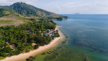 Koh Libong, Trang, Tayland, Andaman Denizi 'nde mavi gökyüzünde kristal berrak su bulunan güzel bir sahil manzarası..