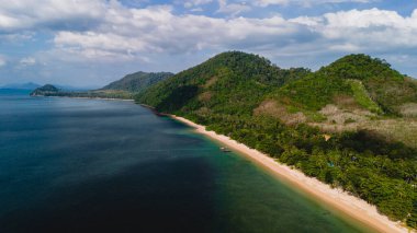 Koh Libong, Trang, Tayland, Andaman Denizi 'nde mavi gökyüzünde kristal berrak su bulunan güzel bir sahil manzarası..