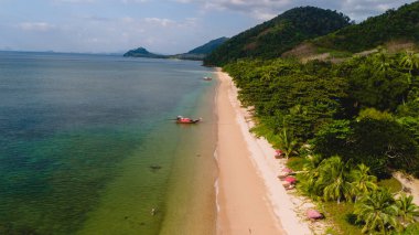 Koh Libong, Trang eyaleti, Tayland, Andaman Denizi 'nde mavi gökyüzünde kristal berrak suyla sakin bir sahil..