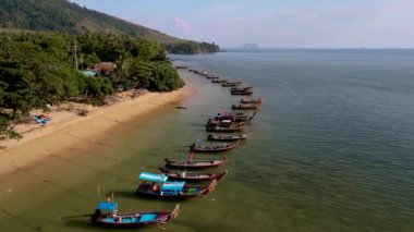 Koh Libong, Trang, Tayland, Andaman Denizi 'nde gün batımında mavi gökyüzünde kristal berrak suyla sakin bir sahil.