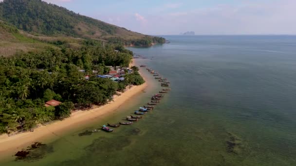 リボン トラン省 アンダマン海の青空の澄んだ透明な水と静かなビーチ — ストック動画