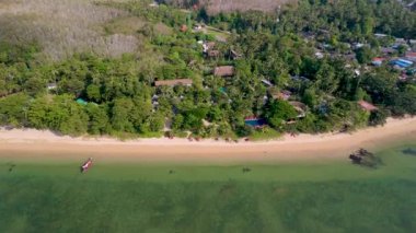 Kristal berrak su ve mavi gökyüzü ile sakin plaj Koh Libong, Trang bölgesi, Tayland, Andaman Denizi.