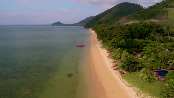 ชายหาดท ยบสงบพร อมน าทะเลใสบนท องฟ เกาะล งหว ดตร ประเทศไทย ทะเลอ — วีดีโอสต็อก