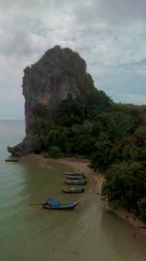 Koh Libong Adası Trang bölgesi Tayland Andaman Denizi 'nde uzun kuyruklu teknelerle sakin bir sahil. Palmiye ağaçları ve zümrüt yeşili okyanusuyla tropik bir ada