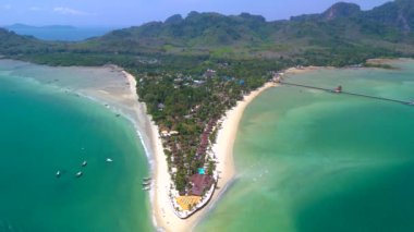 Trang Tayland 'daki Andaman Denizi' ndeki Koh Mook tropikal adası. Koh Muk 'ta yukarıdan insansız hava aracı manzarası. Palmiye ağaçları ve turkuaz renkli okyanuslu beyaz yumuşak kumla tropikal bir ada.