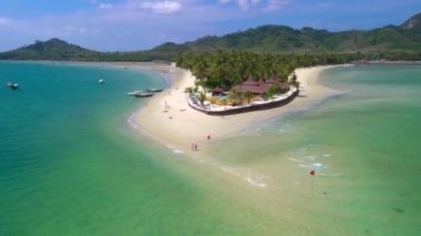 Koh Muk 'ta insansız hava aracı görüntüsü palmiye ağaçları ve yumuşak beyaz kumla kaplı tropikal bir ada ve Trang Tayland' da Andaman Denizi 'ndeki Koh Mook tropikal adasında turkuvaz renkli bir okyanus.