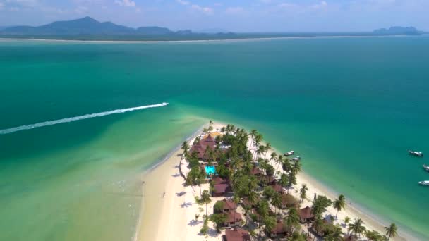 Drone Vista Aérea Koh Muk Una Isla Tropical Con Palmeras — Vídeos de Stock