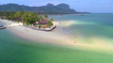 Koh Muk 'ta insansız hava aracı görüntüsü palmiye ağaçları ve yumuşak beyaz kumla tropikal bir ada ve Trang Tayland' daki Andaman Denizi 'ndeki Koh Mook tropikal adasında turkuaz renkli bir okyanus.