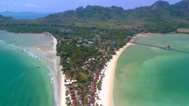 位于泰国Trang安达曼海的Koh Muk热带岛屿 有棕榈树和柔软的白沙 还有一个草屋色的海洋 — 图库视频影像