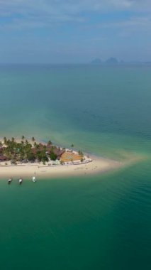 Koh Muk 'ta insansız hava aracı manzarası. Palmiye ağaçları, yumuşak beyaz kumlar ve Trang Tayland' daki Koh Mook Andaman Denizi 'nde turkuaz renkli bir okyanus.