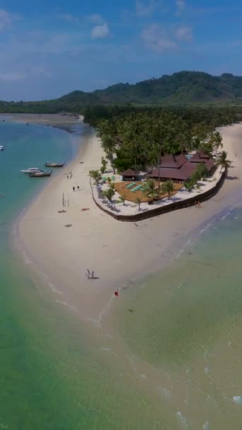 Par Homens Mulheres Praia Koh Muk Uma Ilha Tropical Com — Vídeo de Stock