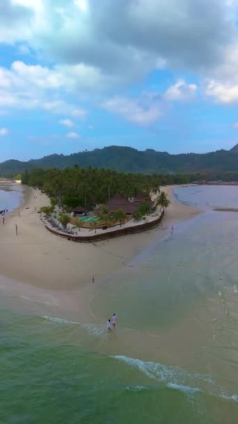 Par Homens Mulheres Caminhando Praia Koh Muk Uma Ilha Tropical — Vídeo de Stock