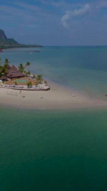 Koh Muk 'ta insansız hava aracı görüntüsü palmiye ağaçları ve yumuşak beyaz kumla tropikal bir ada ve Trang Tayland' daki Andaman Denizi 'ndeki Koh Mook tropikal adasında turkuaz renkli bir okyanus.