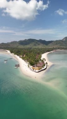 Koh Muk 'ta insansız hava aracı manzarası. Tropikal bir ada. Palmiye ağaçları, yumuşak beyaz kum ve turkuaz renkli bir okyanus, Koh Mook Trang Andaman Denizi Tayland.