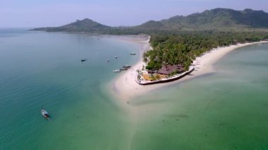 Koh Muk 'ta insansız hava aracı manzarası palmiye ağaçları ve yumuşak beyaz kumla tropikal bir ada ve Koh Mook Trang Tayland' da turkuaz renkli bir okyanus.