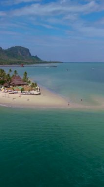 Koh Muk 'ta insansız hava aracı manzarası. Tropikal bir ada. Palmiye ağaçları, yumuşak beyaz kumlar ve Koh Mook tropikal adasında turkuaz renkli bir okyanus Trang Tayland' da Andaman Denizi 'nde.
