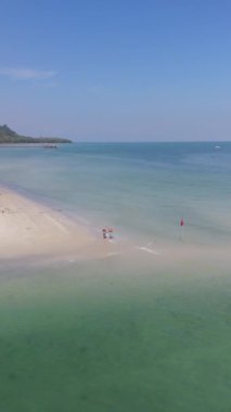 Koh Muk, tropikal bir ada, yumuşak beyaz kum ve turkuaz renkli bir okyanus, Koh Mook tropikal adası Andaman Denizi Trang Tayland, sahilde yürüyen bir çift erkek ve bir kadın.