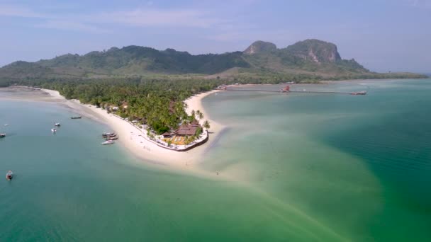 泰国Koh Mook Trang Andaman海 Koh Muk是一个热带岛屿 有棕榈树 柔软的白沙和草皮色的海洋 — 图库视频影像