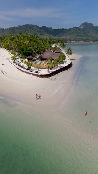 Koh Muk是一个热带岛屿 有棕榈树 柔软的白沙和一个草屋色的海洋 Koh Mook Trang Andaman Sea Thailand — 图库视频影像