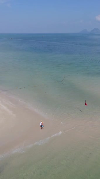 在泰国的安达曼海 科莫克岛是一个热带岛屿 有棕榈树 柔软的白沙和一个草屋色的海洋 一对男女在海滩上散步 — 图库视频影像