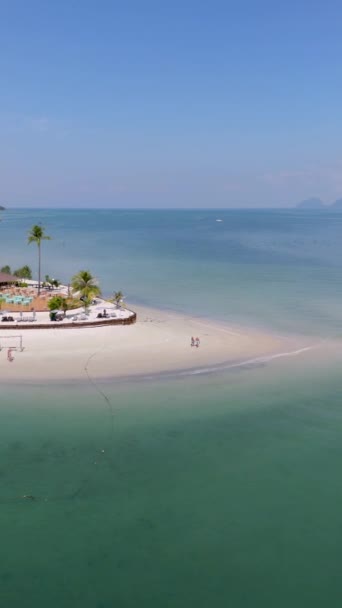 Dron Letecký Pohled Muk Tropický Ostrov Palmami Měkký Bílý Písek — Stock video